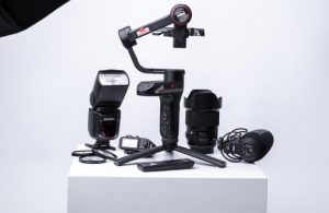 Lire la suite à propos de l’article Watching Their Dust: Photographing Players in Pollination